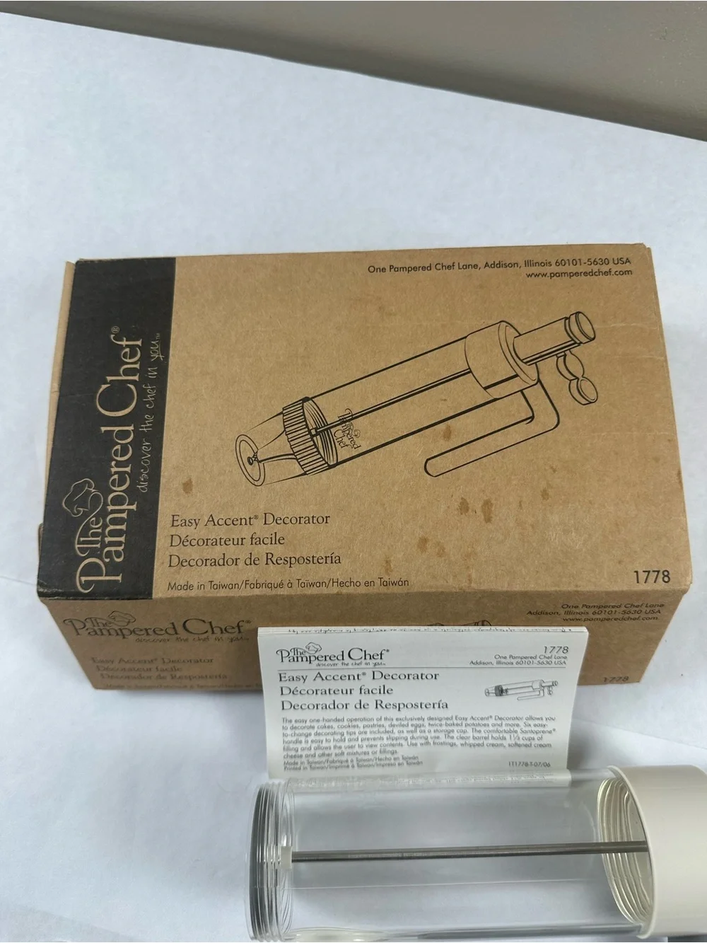 The Pampered Chef Easy Accent Decorator Set in White and Clear with Gray Handle